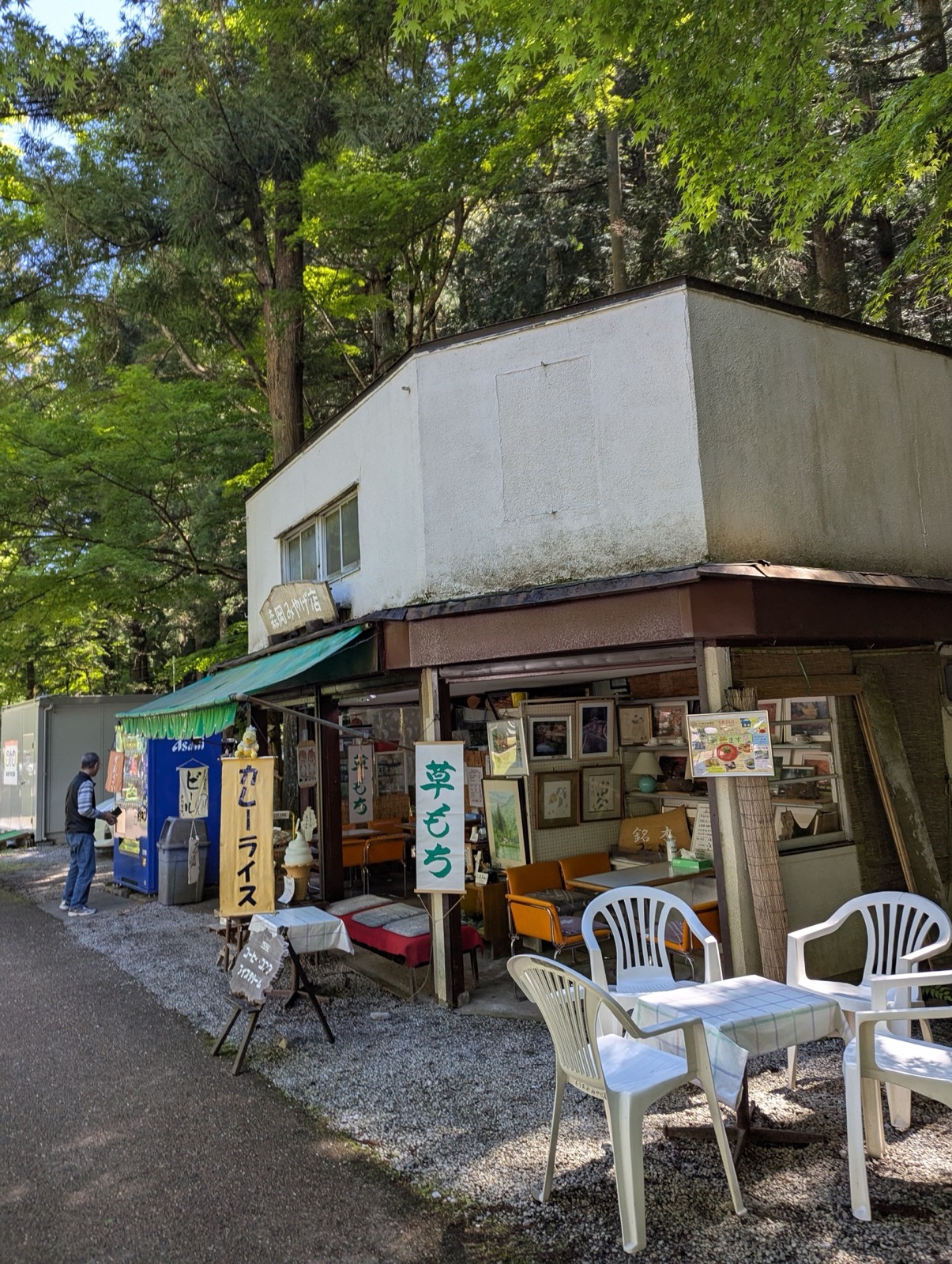 レトロな看板が残る養鱒場みやげ店