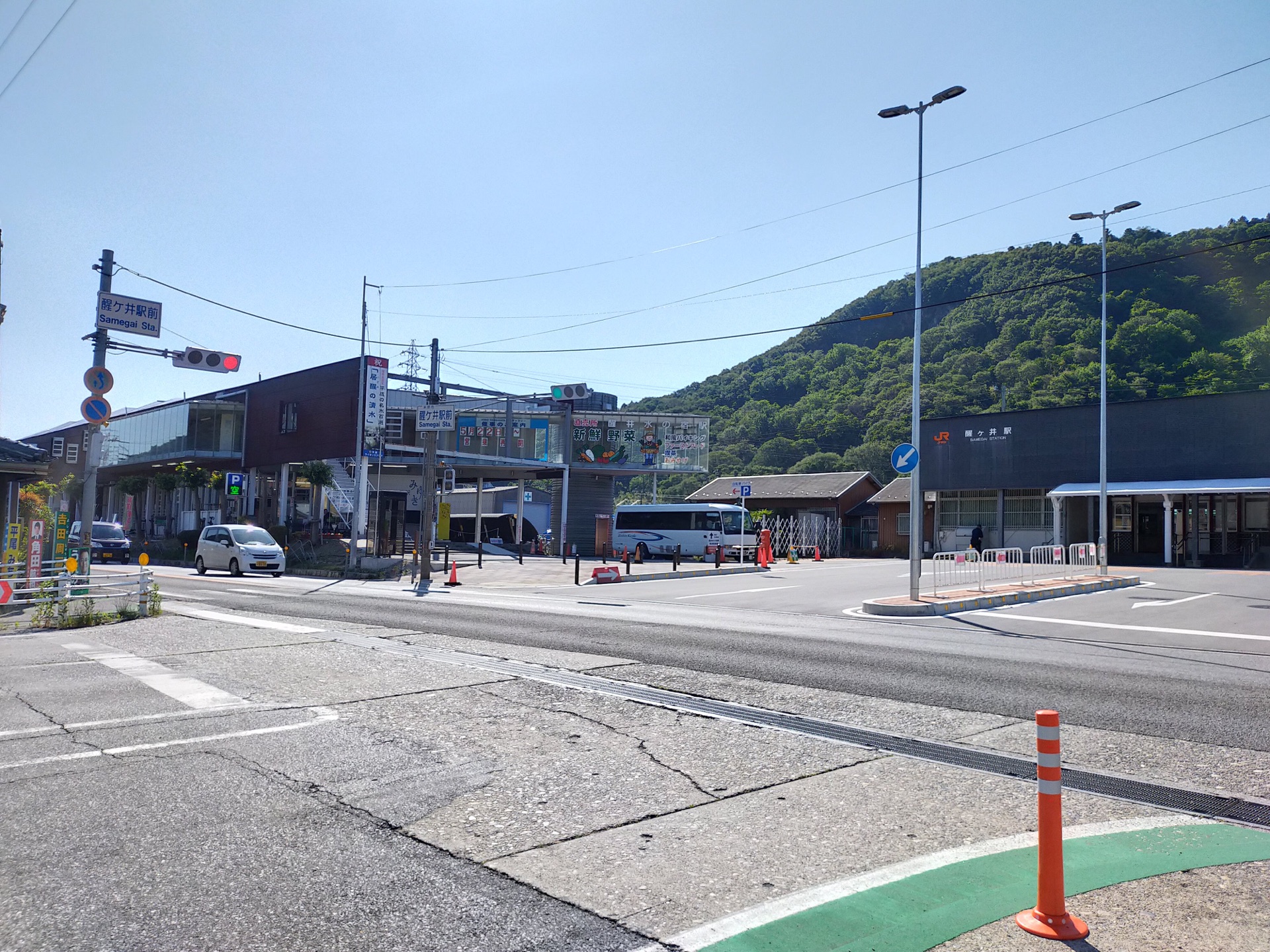 山を背にしたJR醒ケ井駅と駅前の風景