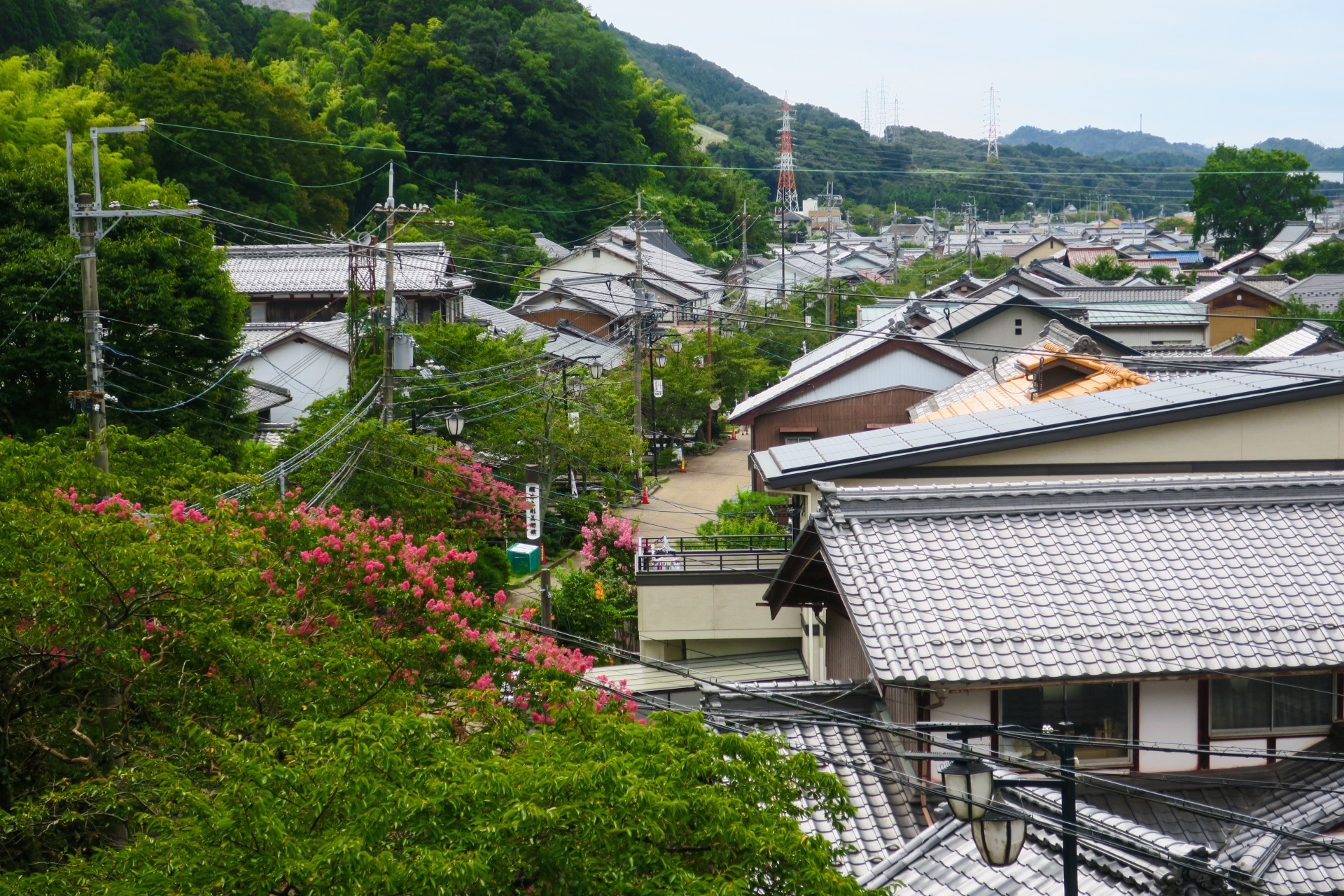 山のふもとに瓦屋根が連なる醒井宿の町並み