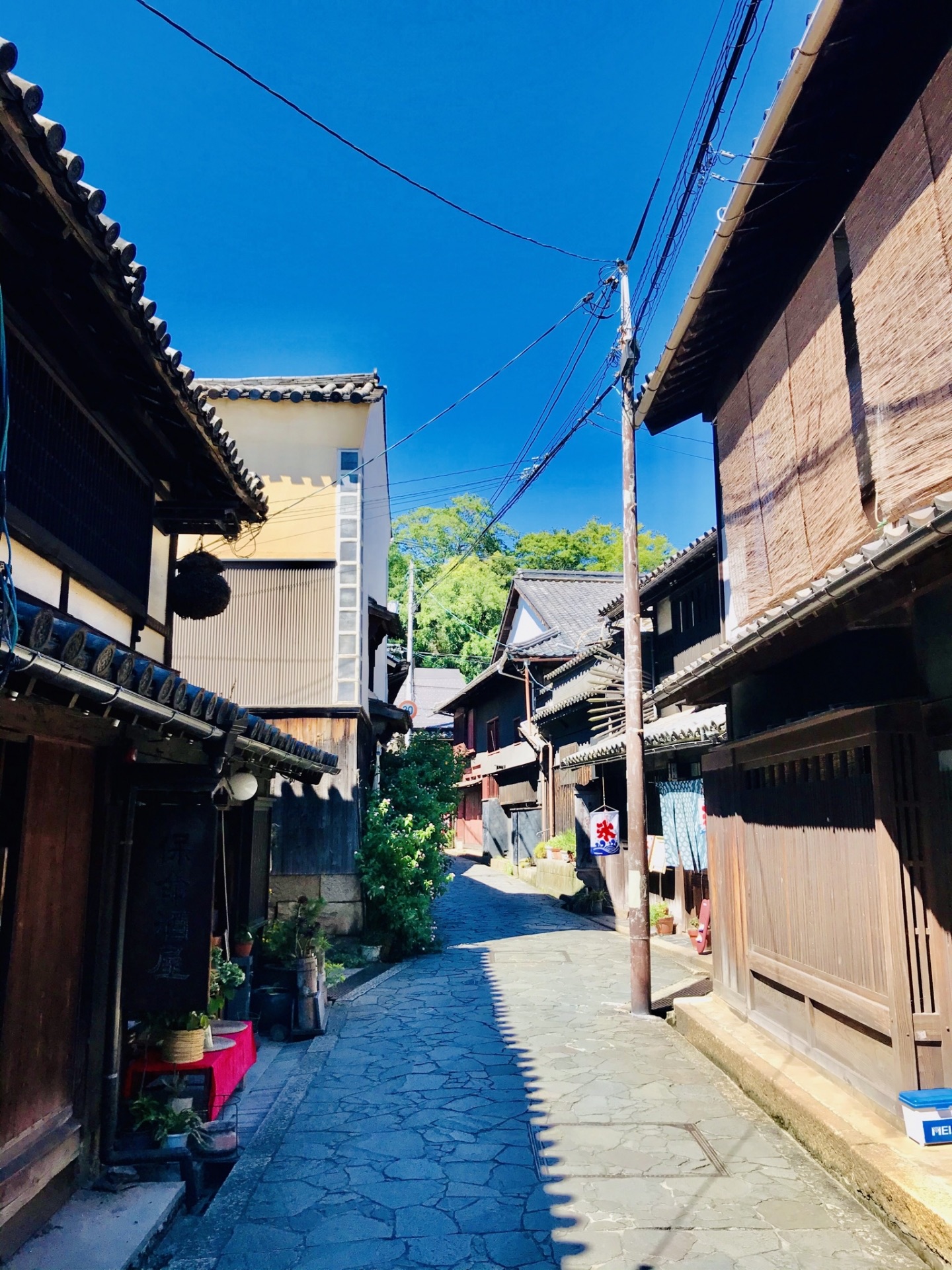 木造家屋と石畳が続く鞆の浦の細い路地