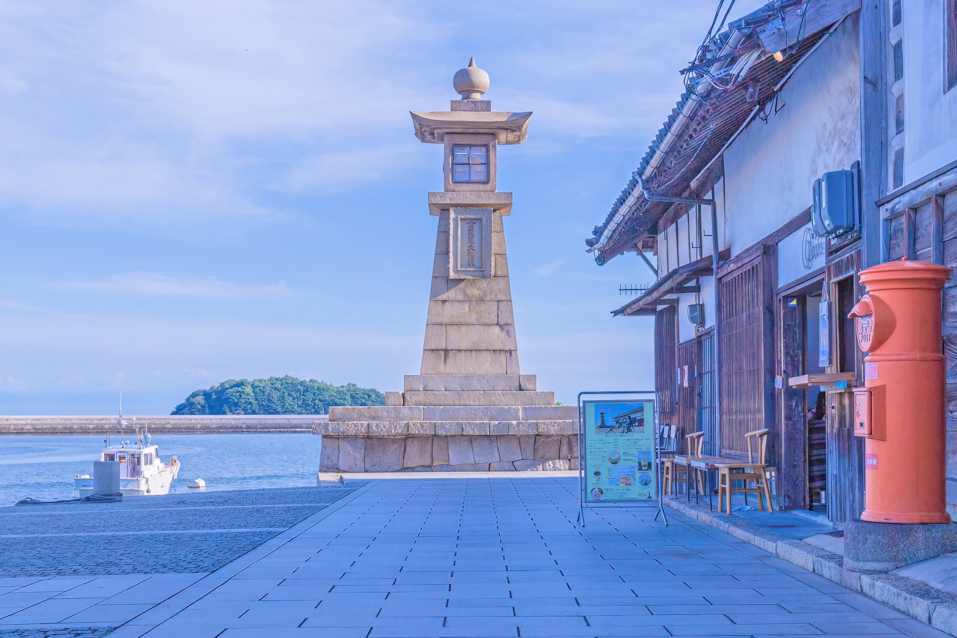 常夜燈と町家、赤い丸型ポストのある港の風景