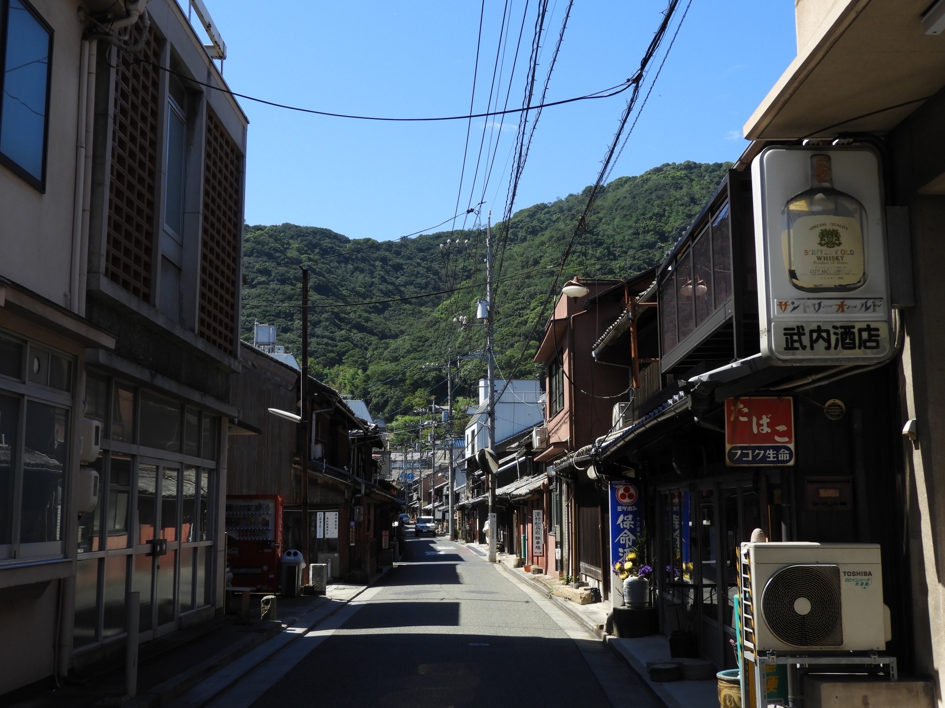 昔ながらの酒屋看板が残る鞆の浦の通り